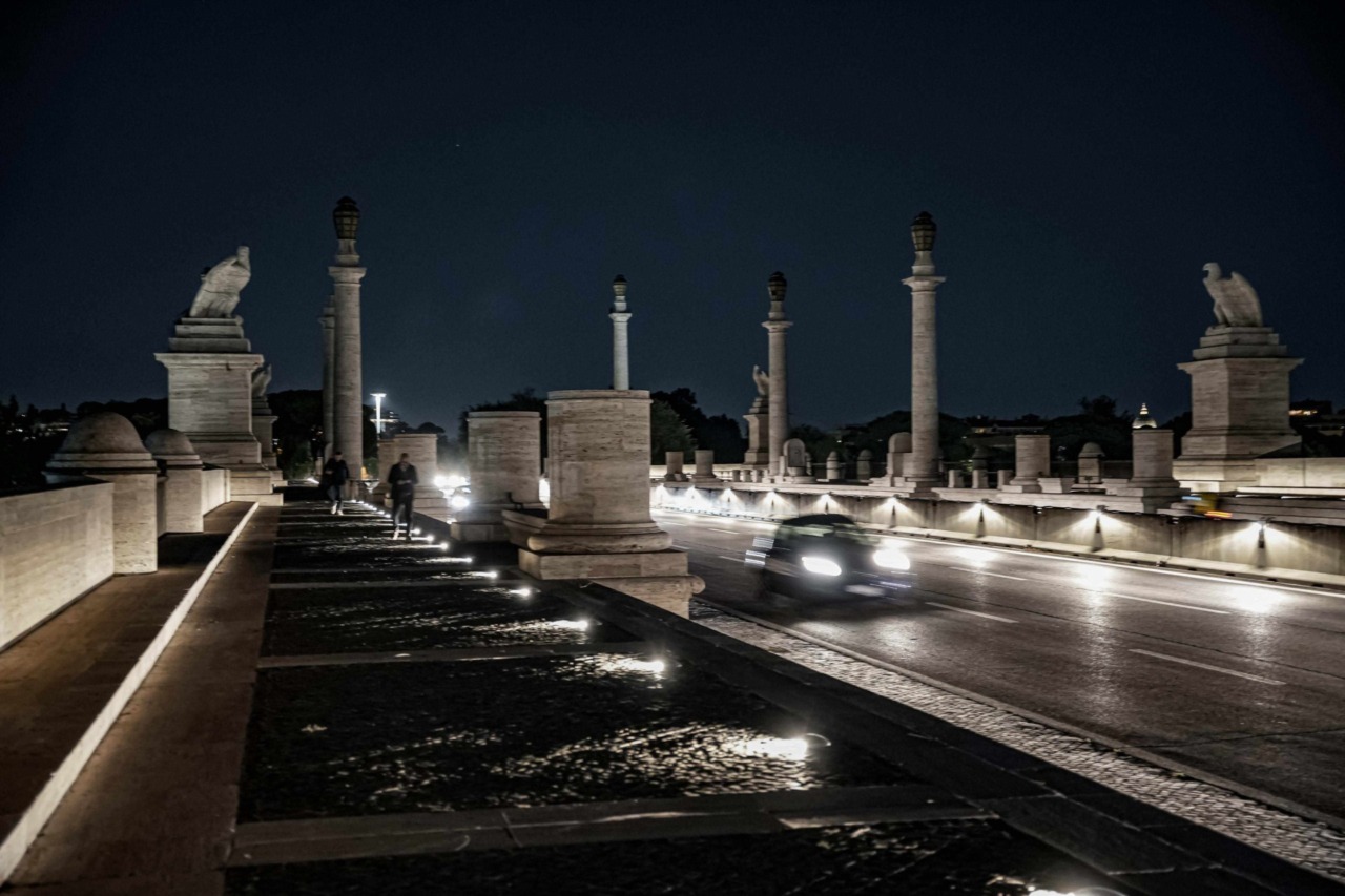 Ponte Flaminio, accesa la nuova illuminazione. Investimento da 310 mila euro