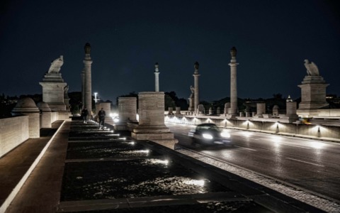 Ponte Flaminio, accesa la nuova illuminazione. Investimento da 310 mila euro