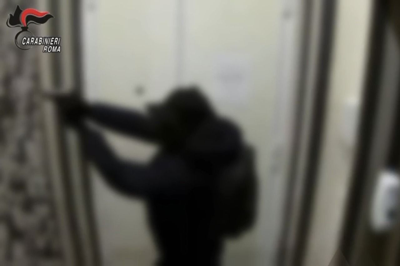 Pistola in faccia e la minaccia di tagliare le dita, quattro arresti per la rapina in casa