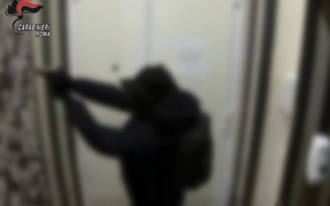 Pistola in faccia e la minaccia di tagliare le dita, quattro arresti per la rapina in casa