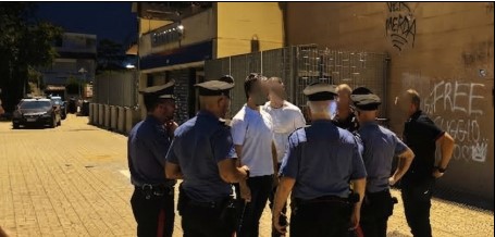 Rissa finisce a bottigliate in strada, due arresti