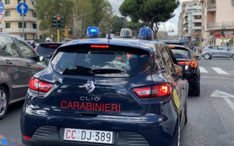 Fermati in auto con coltelli e un manganello: denunciati padre e figlio