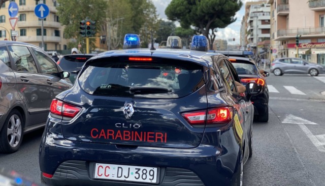 Fermati in auto con coltelli e un manganello: denunciati padre e figlio