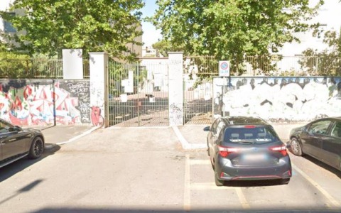 Professoressa accoltellata, applausi per il ragazzo che ha difeso la docente