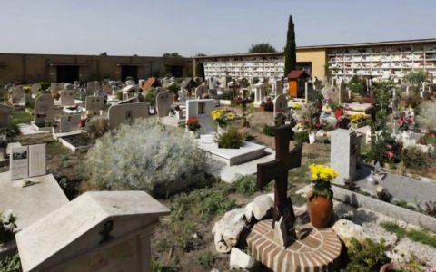Irregolarità nei cimiteri, Ama licenzia 7 dipendenti e ne sospende 4: “Tagliavano le salme per svuotare i loculi”