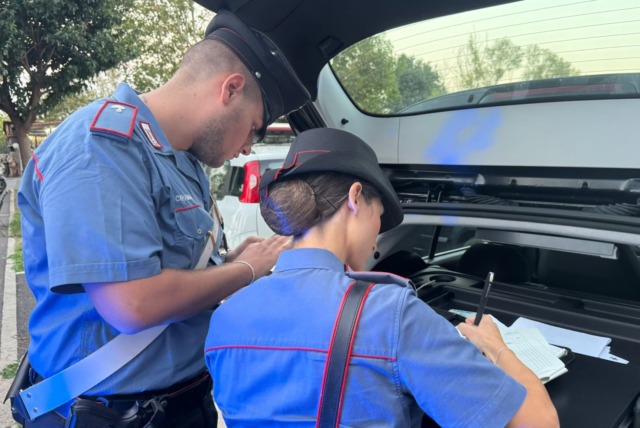 Tentano di entrare in un appartamento per rubare, tre giovani denunciati