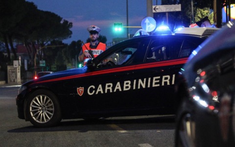 Aggredisce una trans e tenta di rapinarla, arrestato