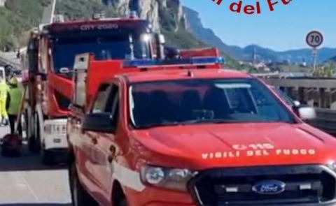 Masso su un’auto, donna muore al corteo funebre della madre