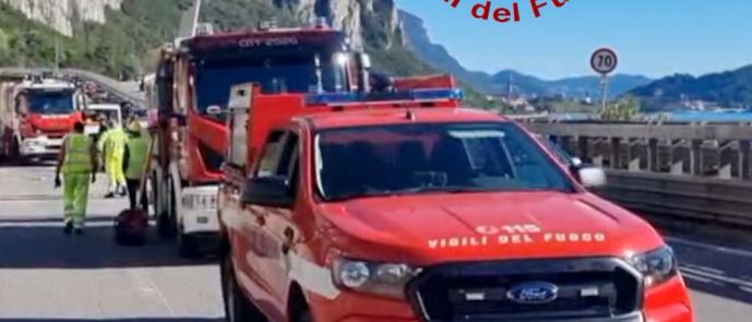 Masso su un’auto, donna muore al corteo funebre della madre