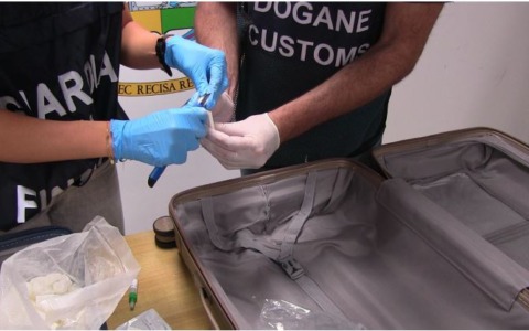 Uno strano itinerario di viaggio ha portato al sequestro di 50 chili di droga