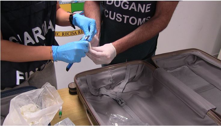 Uno strano itinerario di viaggio ha portato al sequestro di 50 chili di droga