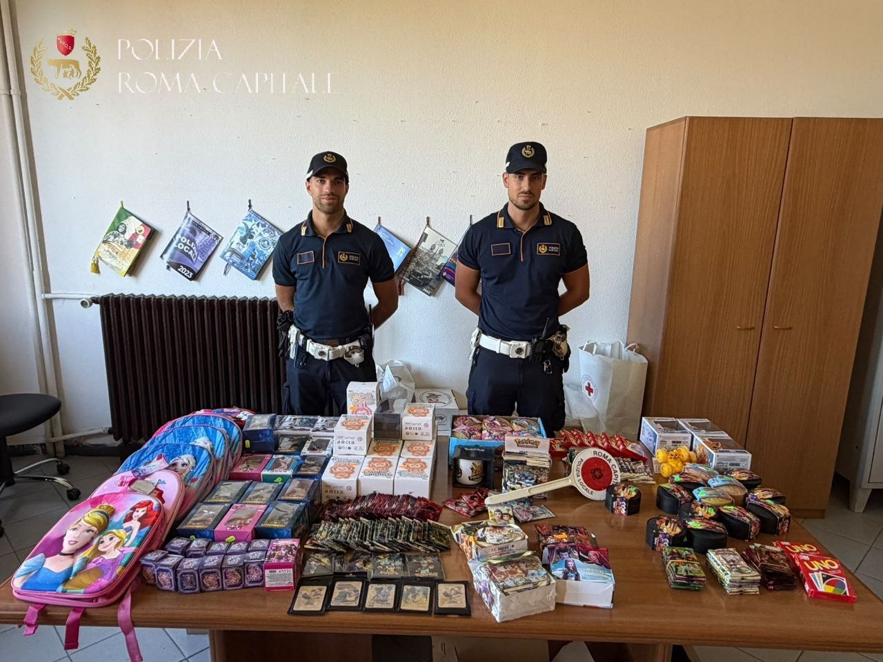 Carte Pokémon contraffatte e merchandising “fake”: controlli della Polizia Locale in sei esercizi commerciali