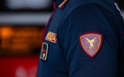 Passava ore a fissarla sul posto di lavoro ed chiederle continui appuntamenti, arrestato stalker