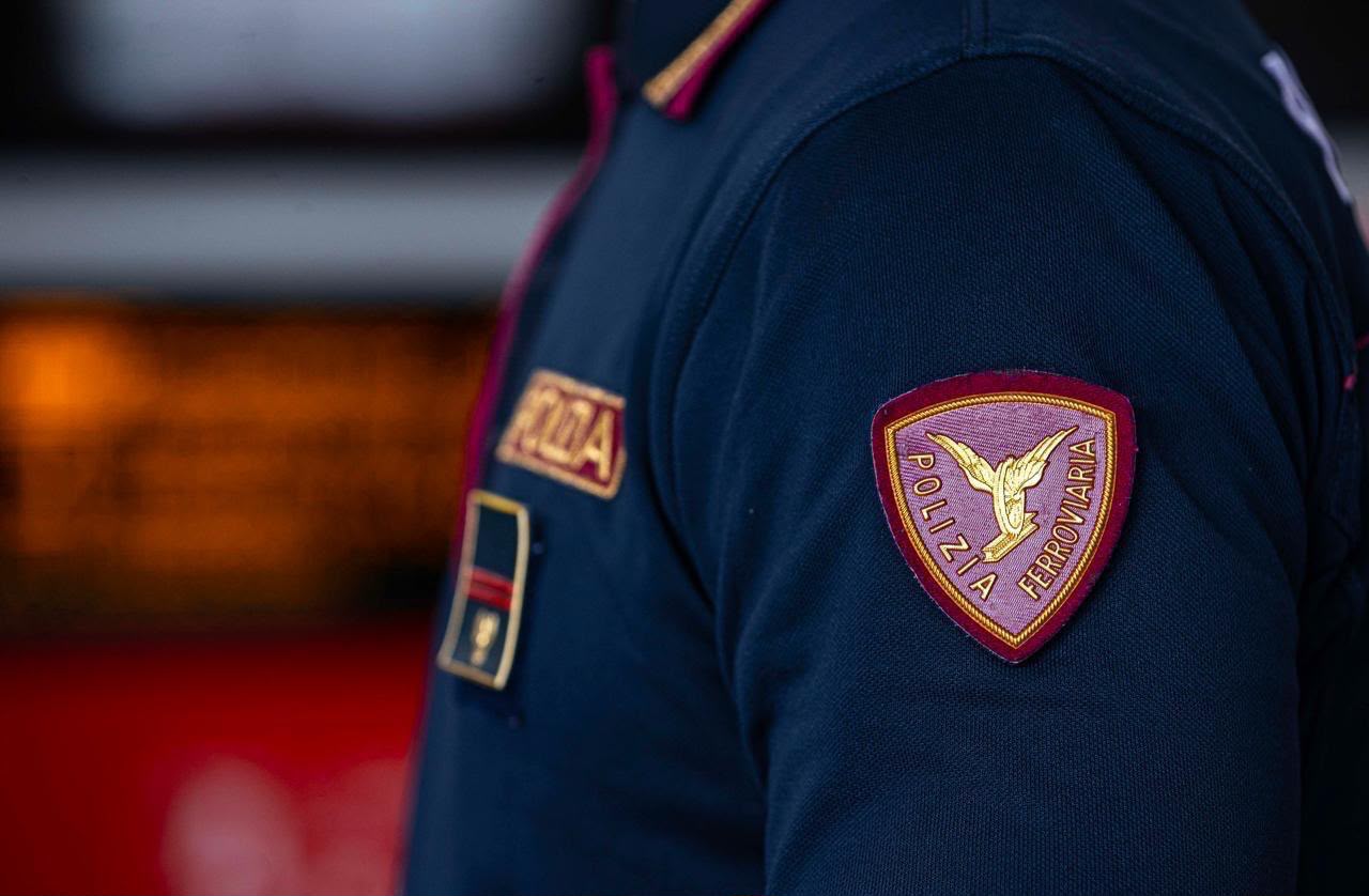 Passava ore a fissarla sul posto di lavoro ed chiederle continui appuntamenti, arrestato stalker