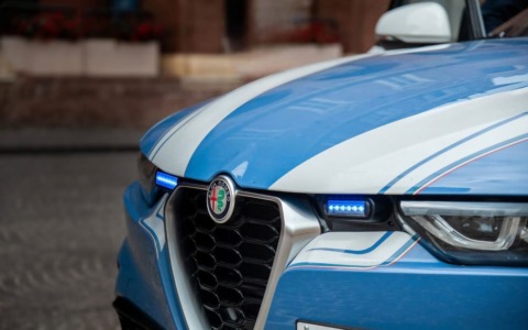 Minaccia e tenta di costringere a una prestazione sessuale la titolarei un centro massaggia una prestazione sessuale