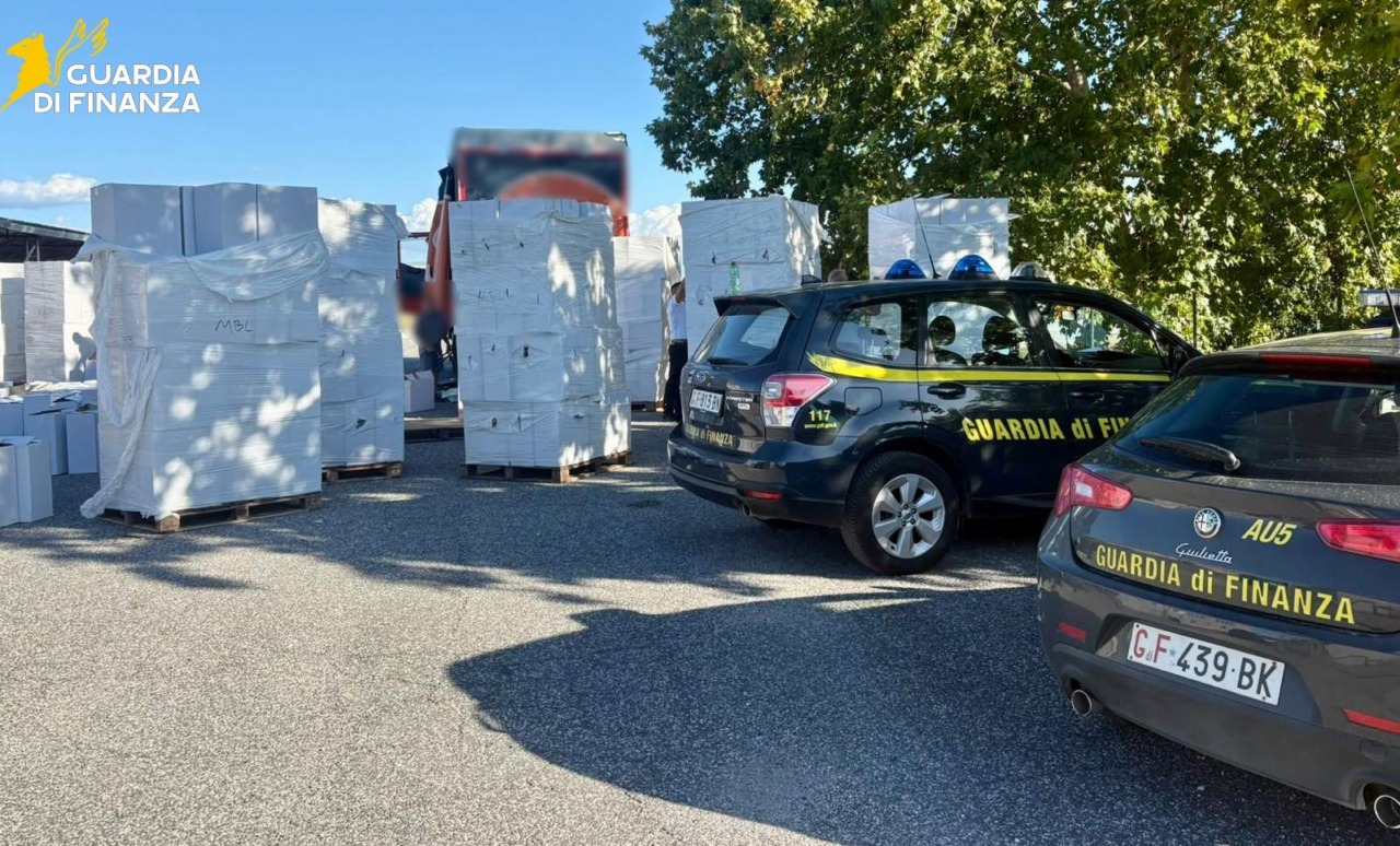 Scoperta maxi fabbrica abusiva di sigarette: sequestrate 20 tonnellate di tabacco e arrestati 8 responsabili