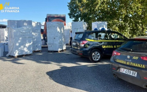 Scoperta maxi fabbrica abusiva di sigarette: sequestrate 20 tonnellate di tabacco e arrestati 8 responsabili