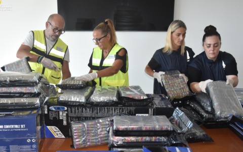 Droga via posta nei kayak gonfiabili, due arresti / VIDEO