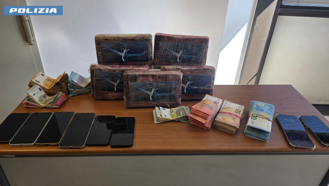 5 chili di droga nel borsone della palestra, due arresti