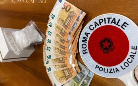 Incidente sulla Cassia tra auto e scooter: la Polizia Locale scopre la cocaina nel sottosella