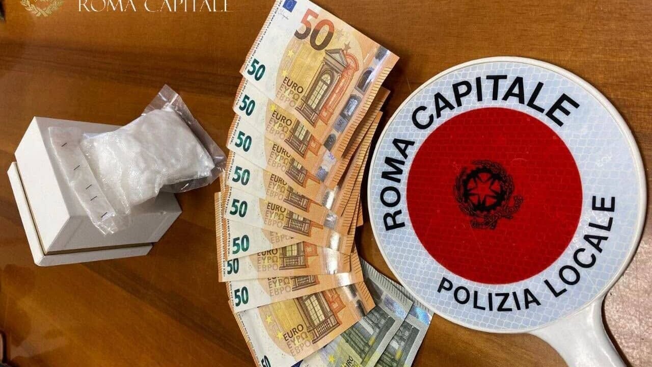 Incidente sulla Cassia tra auto e scooter: la Polizia Locale scopre la cocaina nel sottosella