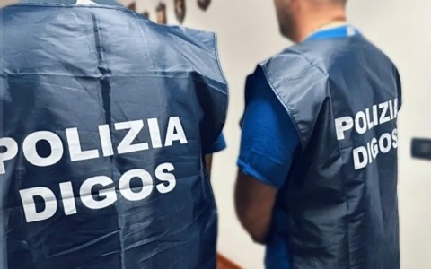 Le istruzioni per preprare bombe sul telefono, arrestato un anarchico. Aveva ferito un funzionario della Polizia