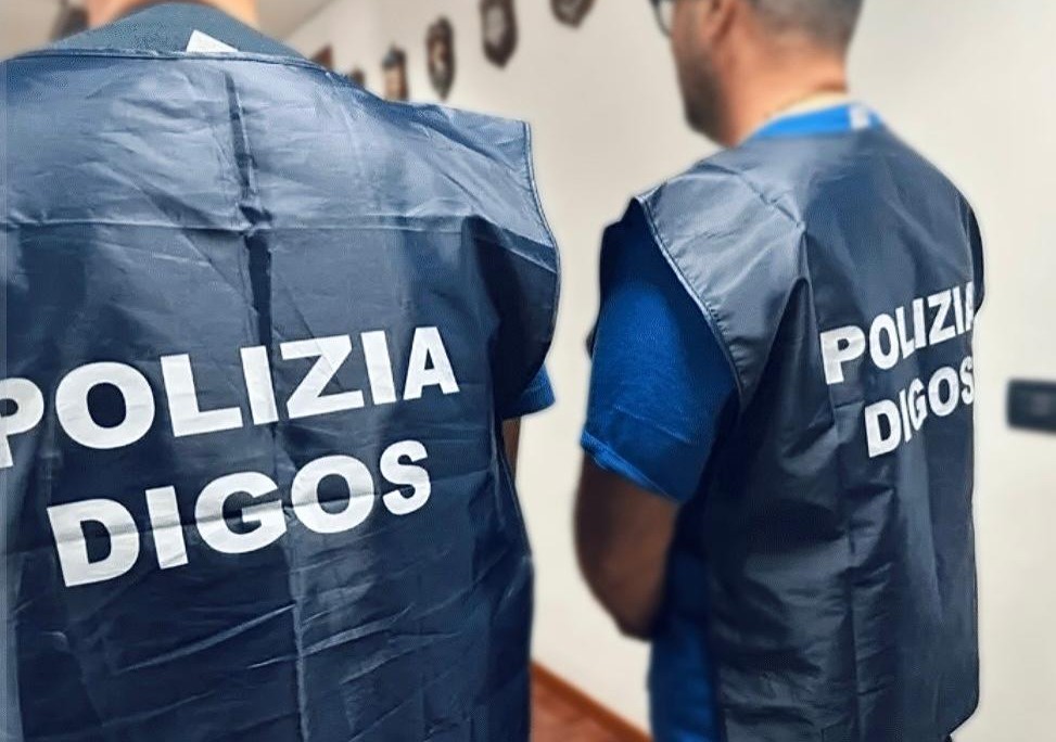 Le istruzioni per preprare bombe sul telefono, arrestato un anarchico. Aveva ferito un funzionario della Polizia
