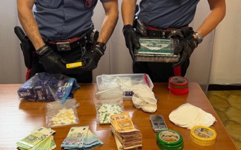 Maxi sequestro di cocaina e contati
