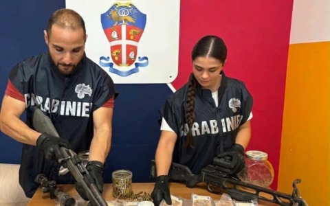 Armi, cocaina e oltre 42mila euro nascosti sotto terra in giardino: arrestato 71enne