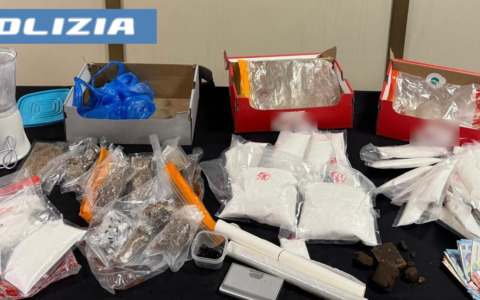 Sei chili tra cocaina, hashish e ketamina nell’armadio di casa, arrestato