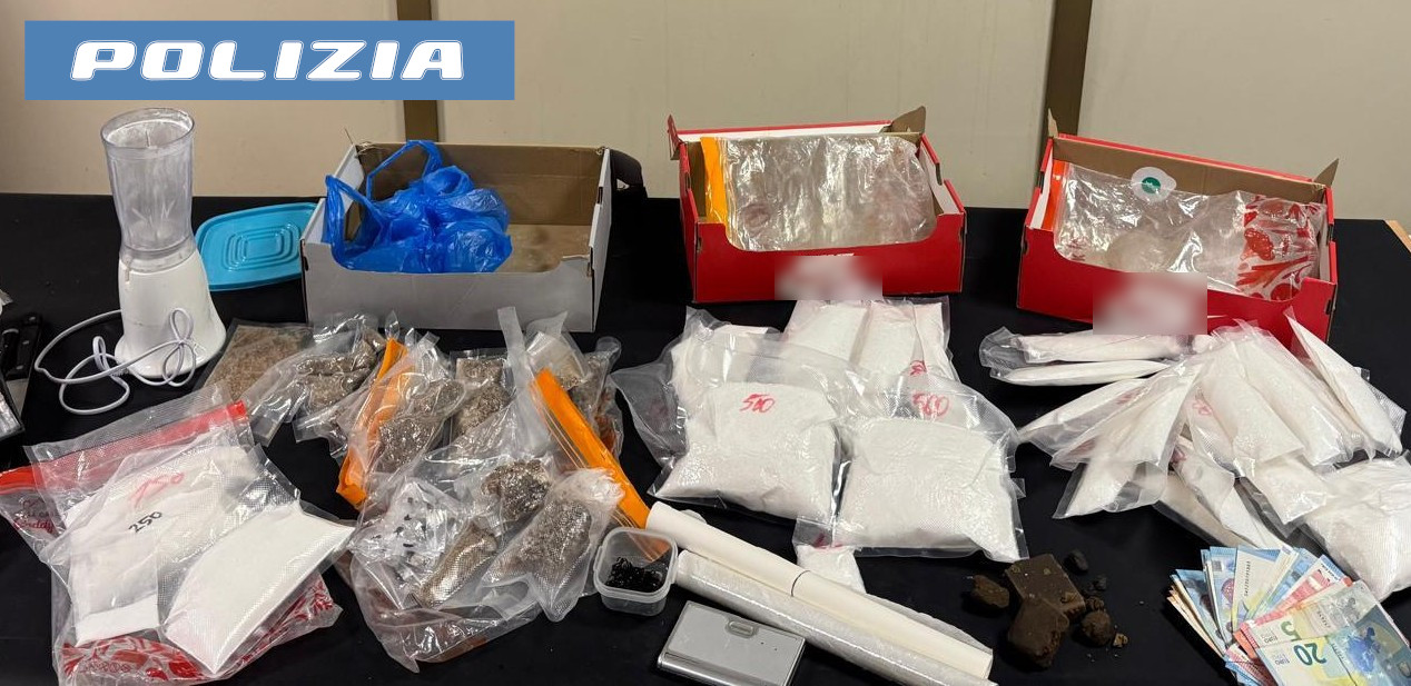 Sei chili tra cocaina, hashish e ketamina nell’armadio di casa, arrestato