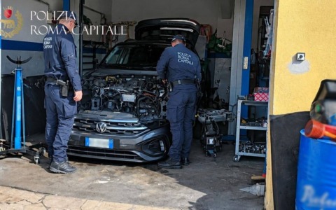 Scoperta una centrale per il riciclaggio di auto rubate, due arresti