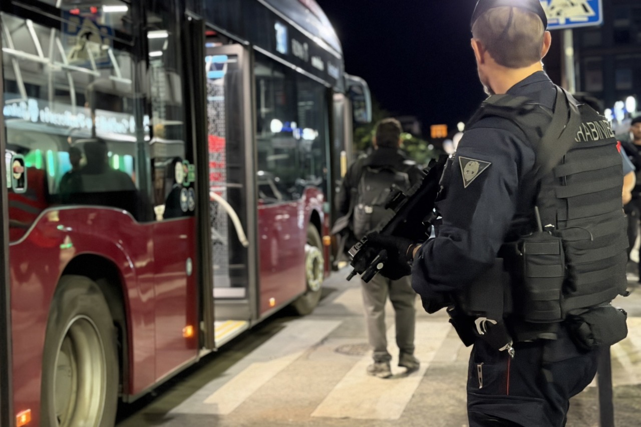 Blitz dei carabinieri a Centocelle con i blindati Lince, tre arresti e tre denunce