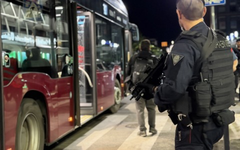 Blitz dei carabinieri a Centocelle con i blindati Lince, tre arresti e tre denunce