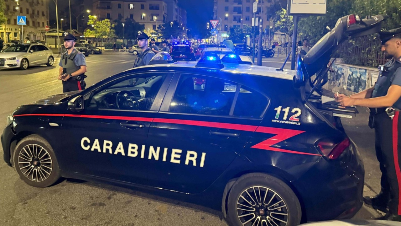 Uomo seminudo brandisce un cartello stradale e minaccia gli automobilisti a Orte