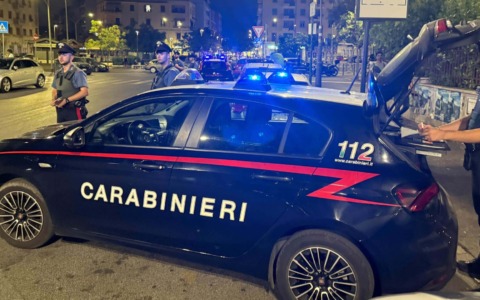 Uomo seminudo brandisce un cartello stradale e minaccia gli automobilisti a Orte