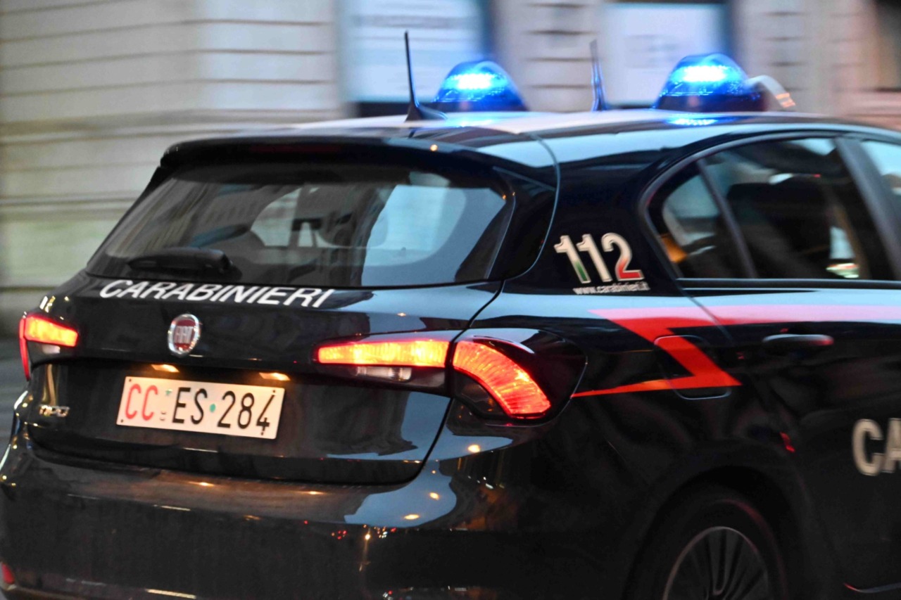 Trovato con 390 grammi di cocaina e una pistola con matricola abrasa: arrestato un agente di Polizia Locale