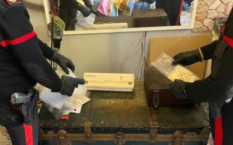 Spaventa i passanti con una pistola Glock, arrestato