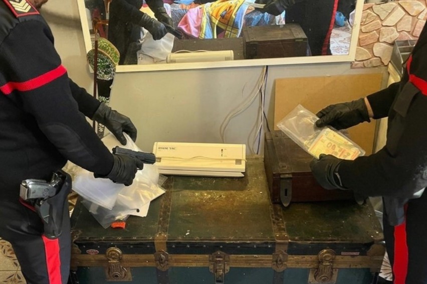 Spaventa i passanti con una pistola Glock, arrestato