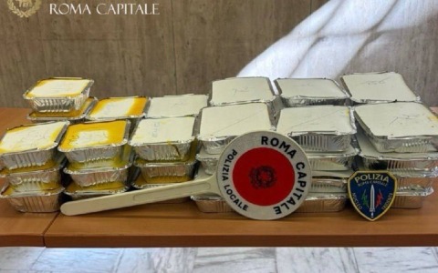 Cibo scaduto e abbigliamento falso,  i sequestri della polizia locale