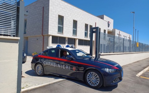 Picchia la fidanzata provocandole una frattura al volto e poi la perseguita con minacce di morte
