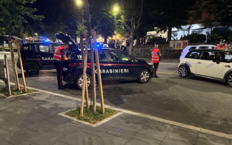 Furti nei negozi e spaccio di droga, un arresto e tre denunce