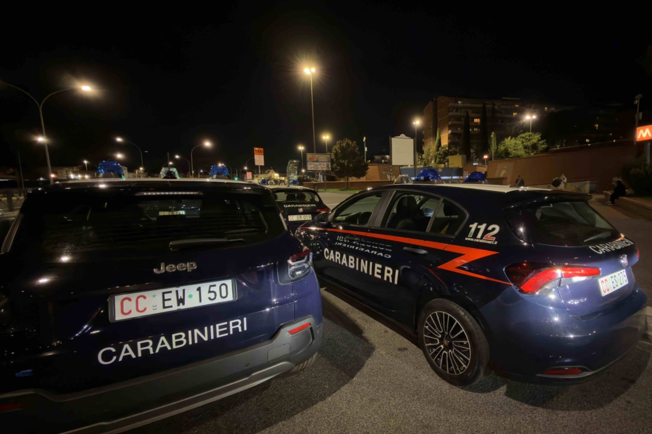 Nascondevano 400 dosi di cocaina nel montante di una finestra, tre arresti