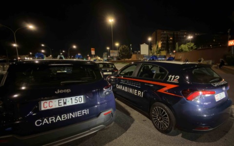 Nascondevano 400 dosi di cocaina nel montante di una finestra, tre arresti
