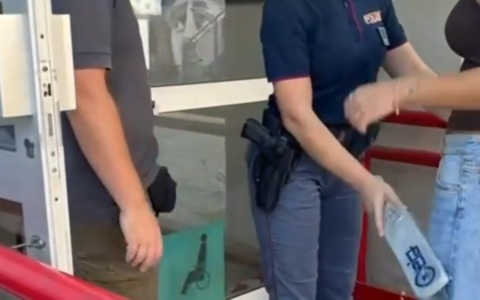 Controlli con metal detector a scuola