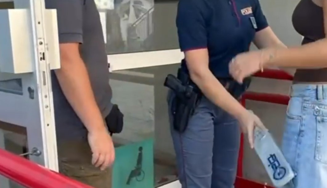 Controlli con metal detector a scuola