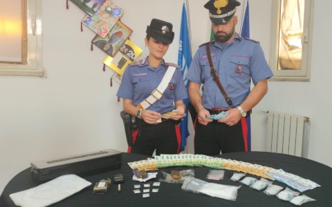 Viaggia con la droga negli slip in taxi: arrestato un 31enne