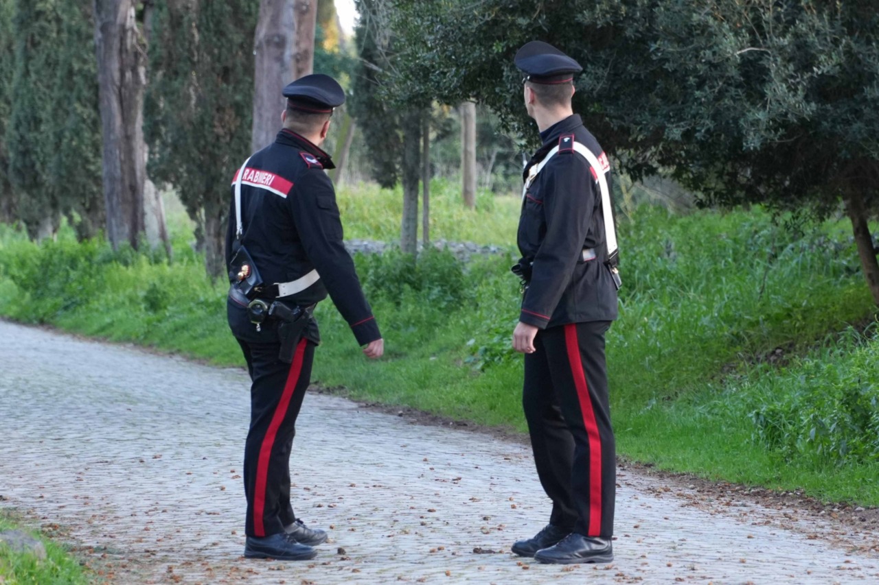 Minaccia un uomo con una pistola scacciacani per rapinarlo, arrestato un 24enne