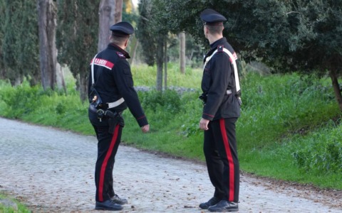 Minaccia un uomo con una pistola scacciacani per rapinarlo, arrestato un 24enne