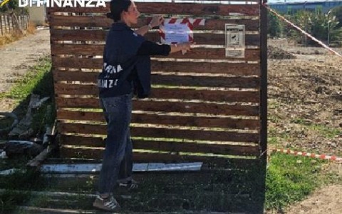 Sequestrati 2.500 metri quadrati: interrati 700 metri cubi di rifiuti